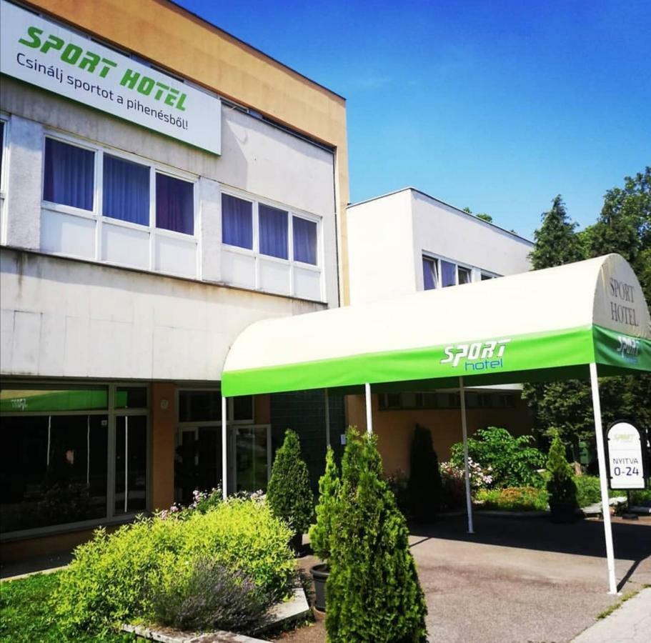 Sport Hotel Tatabánya Exterior foto